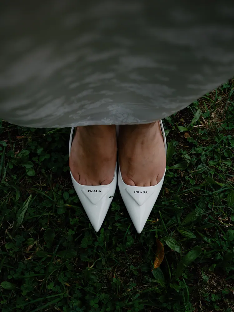 Witte bruidsschoenen in het gras