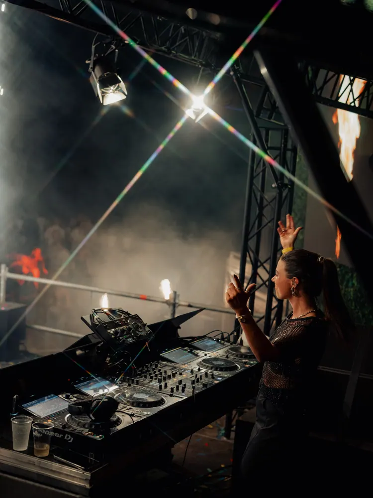 DJ achter de draaitafels onder sterlicht
