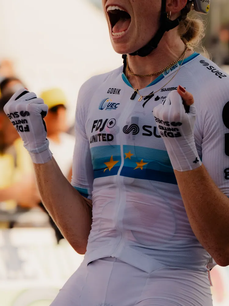Demi Vollering juicht met gebalde vuisten na de finish van etappe 5 van de Tour de France Femmes