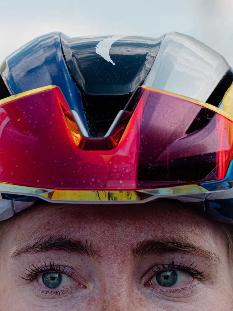 Close-up van de ogen van Demi Vollering onder haar helm met spiegelend vizier