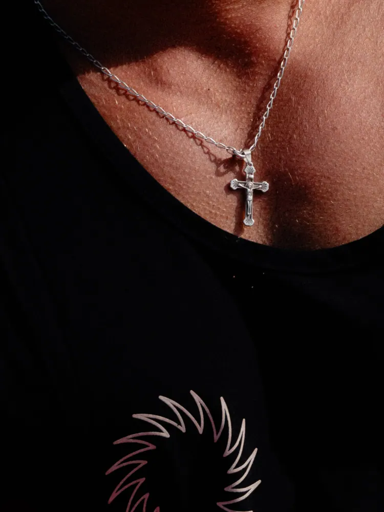 Kettinkje met kruis op een zwart sportshirt