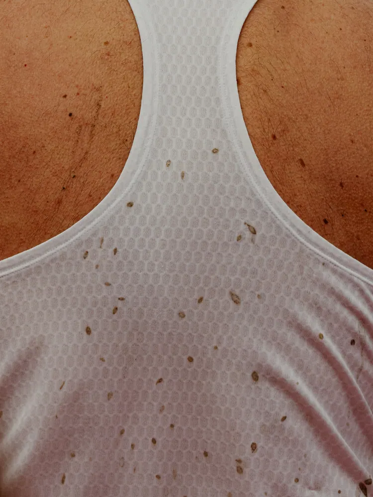 Zoutkorrels op een hardloopshirt