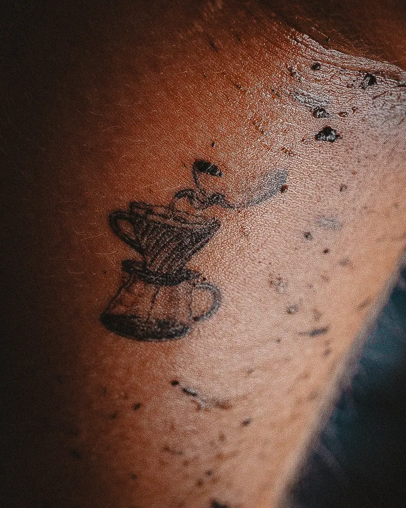 Tatoeage met modderspetters op de kuit van een gravelrenner