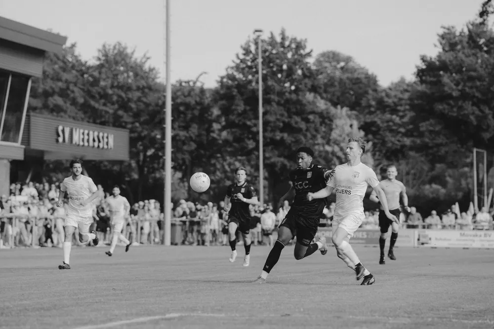 Duel bij de oefenwedstrijd tegen SV Meerssen, in zwart-wit