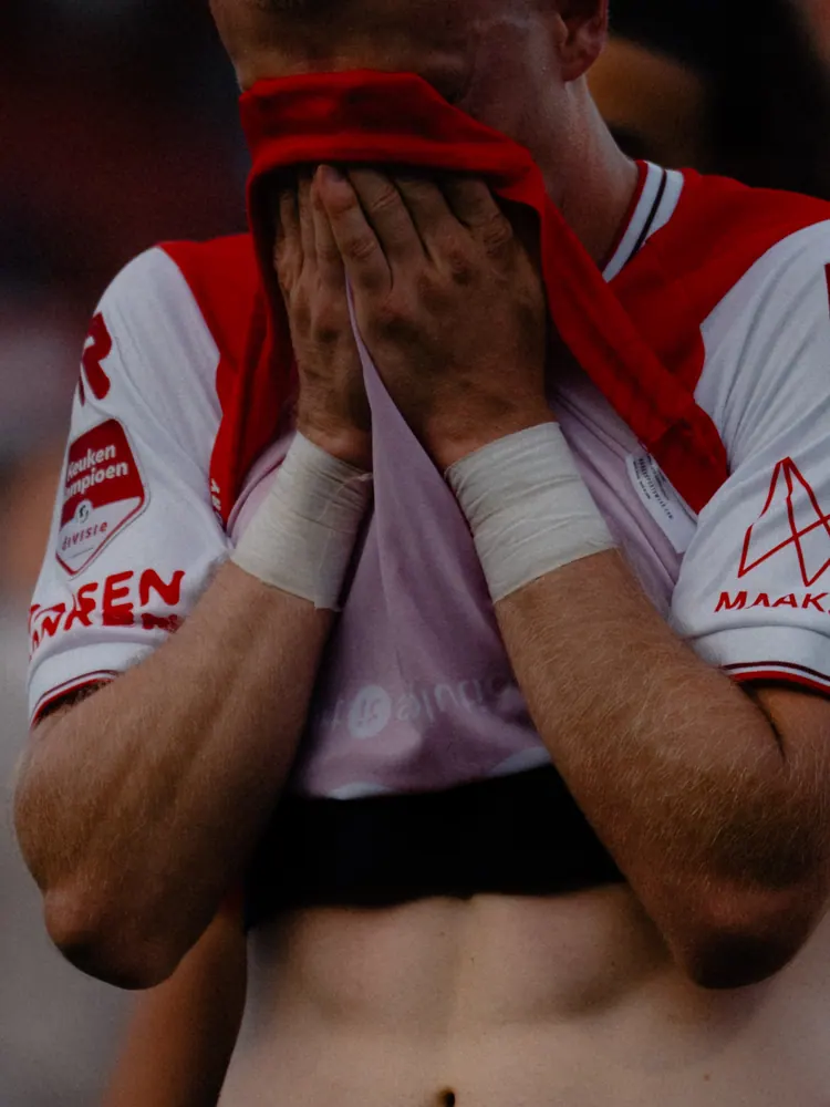 MVV-speler verbergt zijn gezicht in zijn shirt
