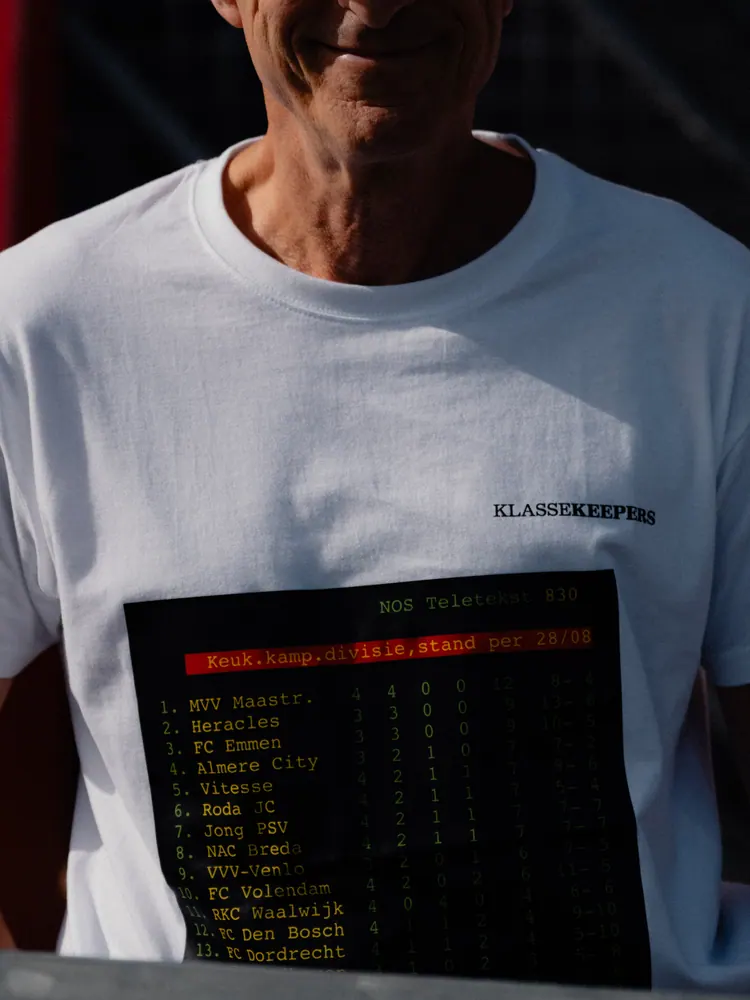 MVV-supporter met de ranglijst op zijn T-shirt