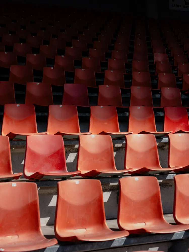 Lege rode stoeltjes in het stadion van MVV
