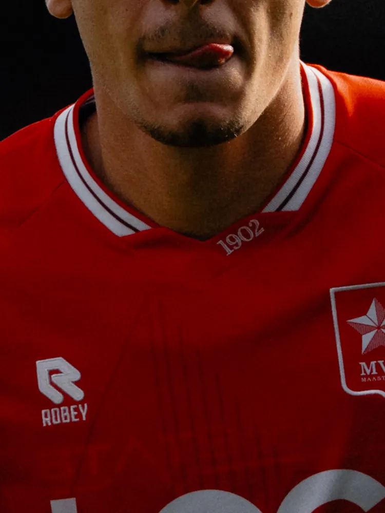 Close-up van het MVV-shirt met het clublogo