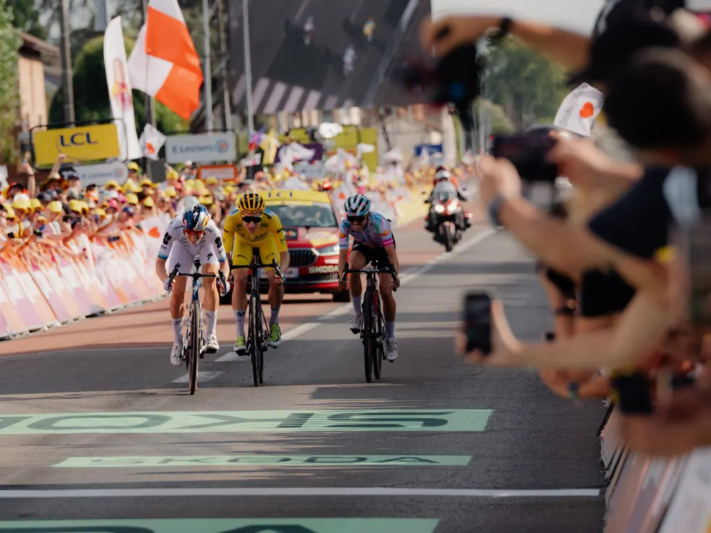 Sprint naar de finish van etappe 5 van de Tour de France Femmes met de gele trui in de kopgroep