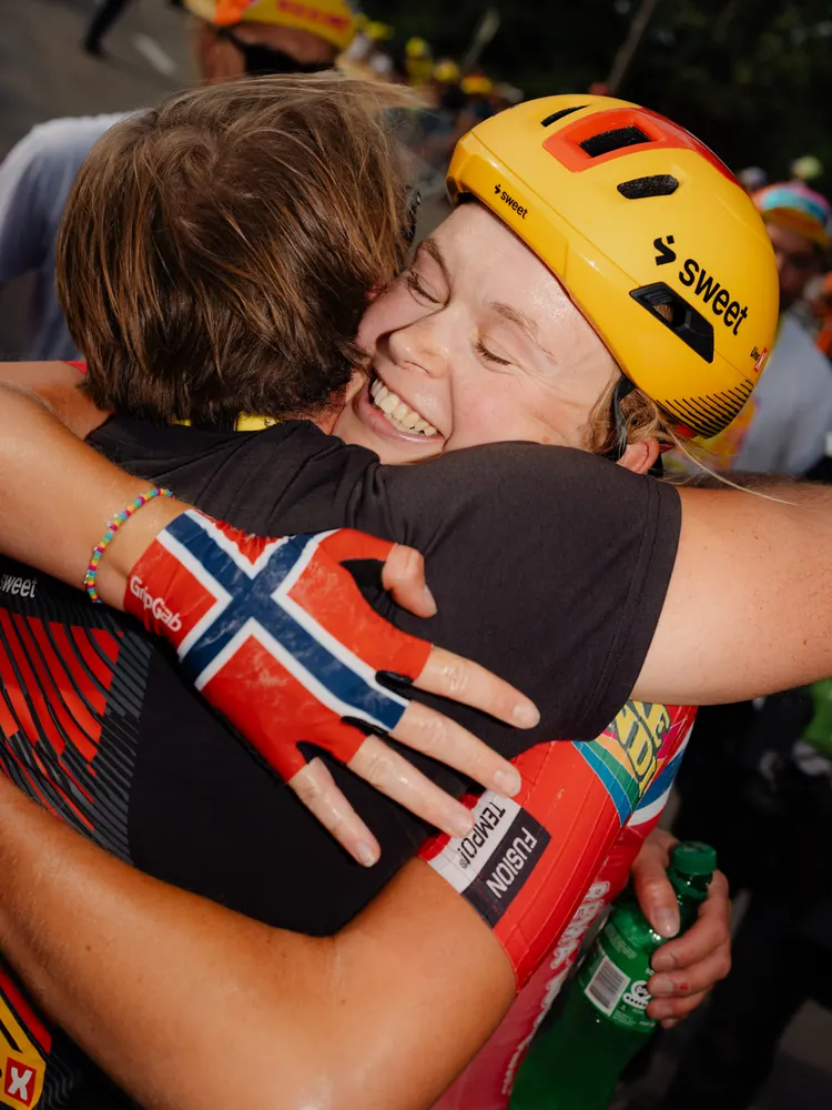 Twee rensters vallen elkaar in de armen na de finish