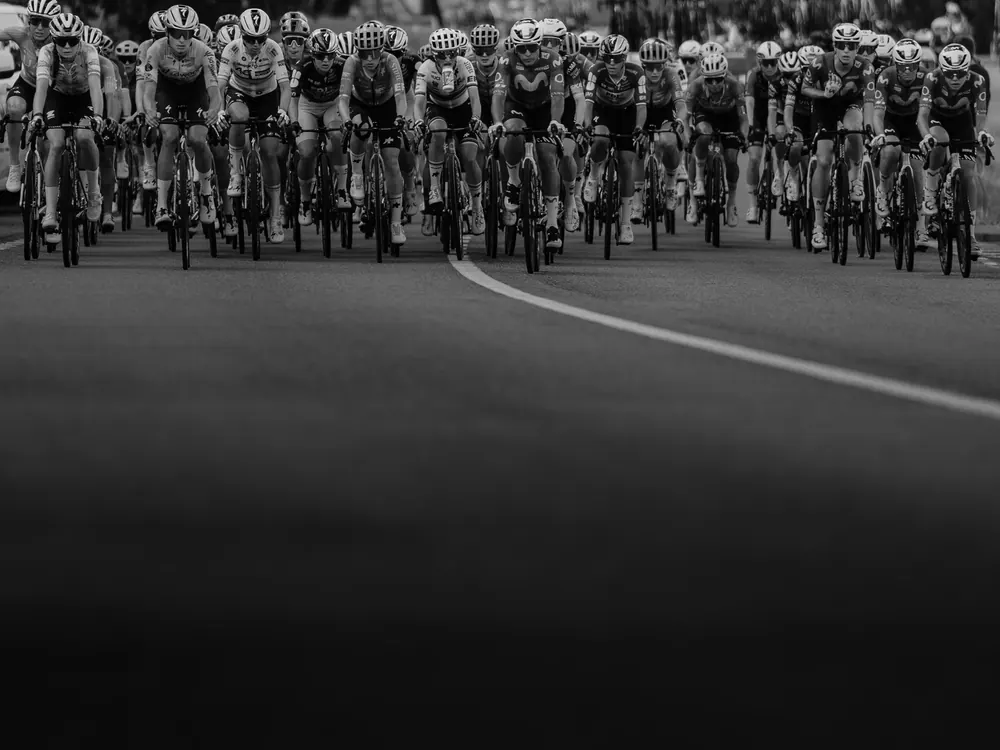 Het peloton op de weg, in zwart-wit