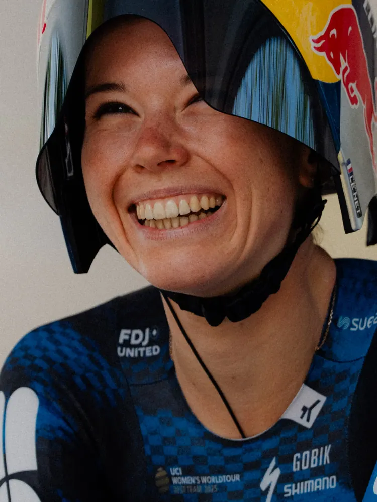 Renster lacht breed onder haar Red Bull-helm na de finish
