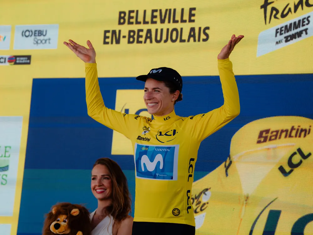 Winnares in de gele trui op het podium in Belleville-en-Beaujolais