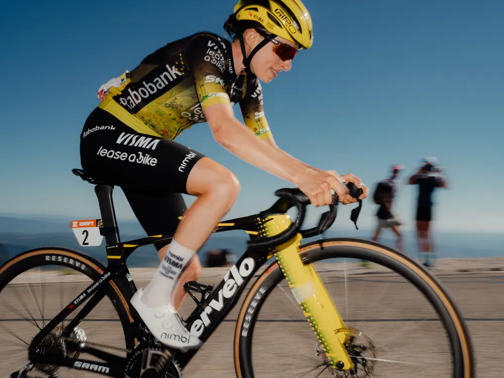 Renster in de gele trui rijdt op de Mont Ventoux met fans op de achtergrond