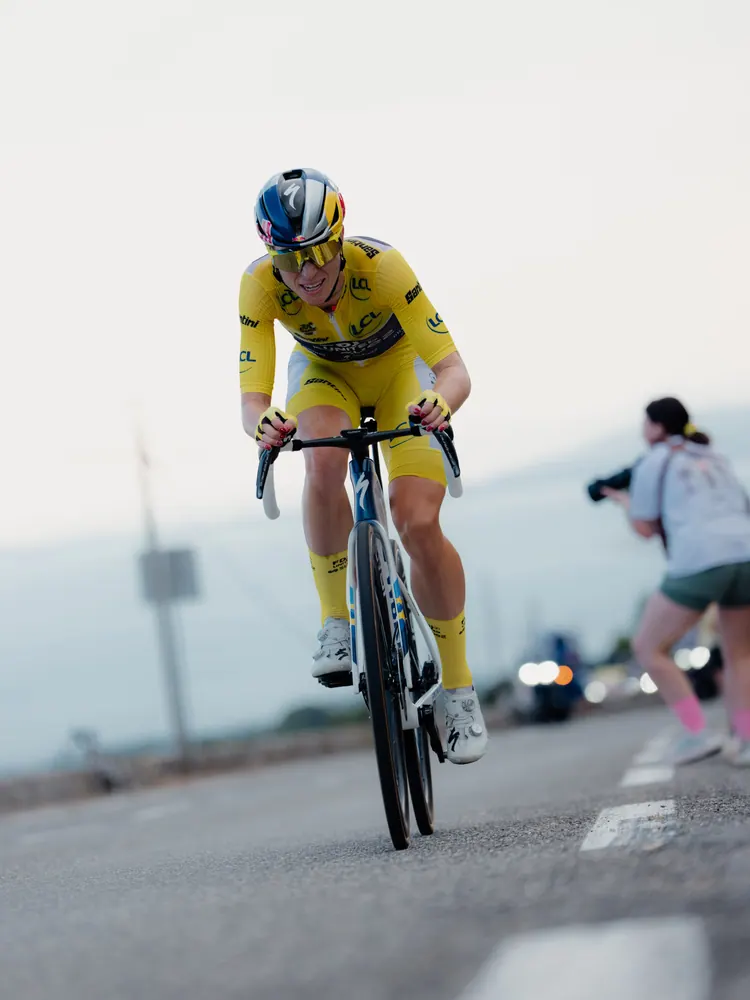 Renster in de gele trui op weg naar de top van de Mont Ventoux