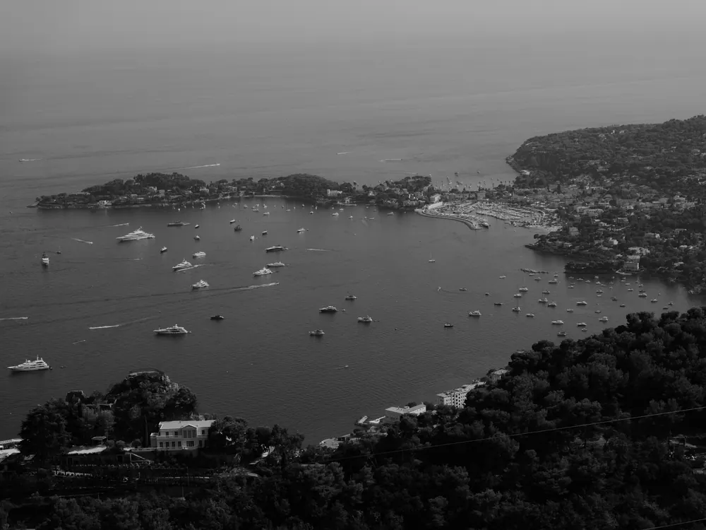 Uitzicht over de baai van Villefranche-sur-Mer, in zwart-wit